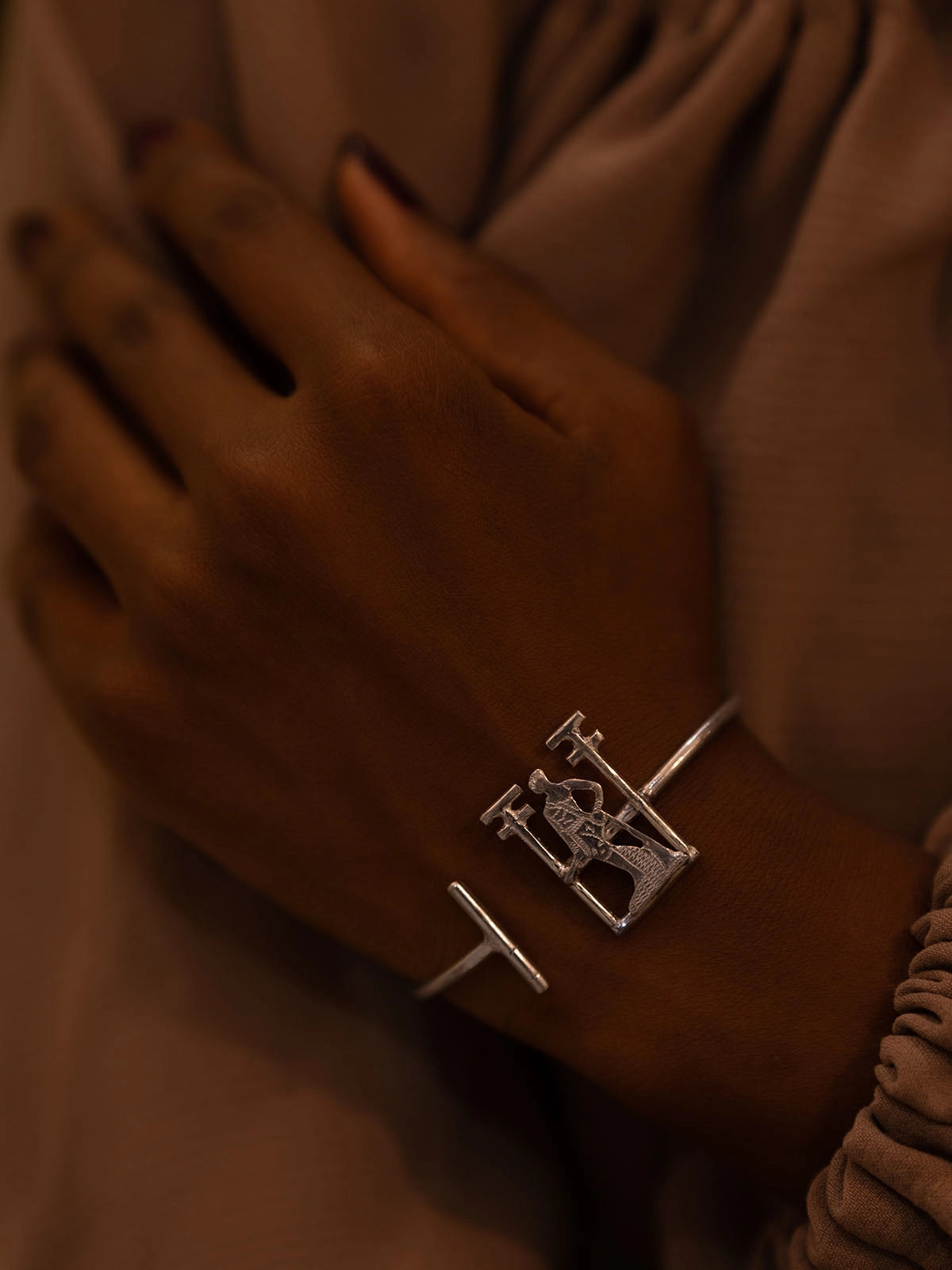 Bracelet minon argent design faitmain artisanat senegal afrique