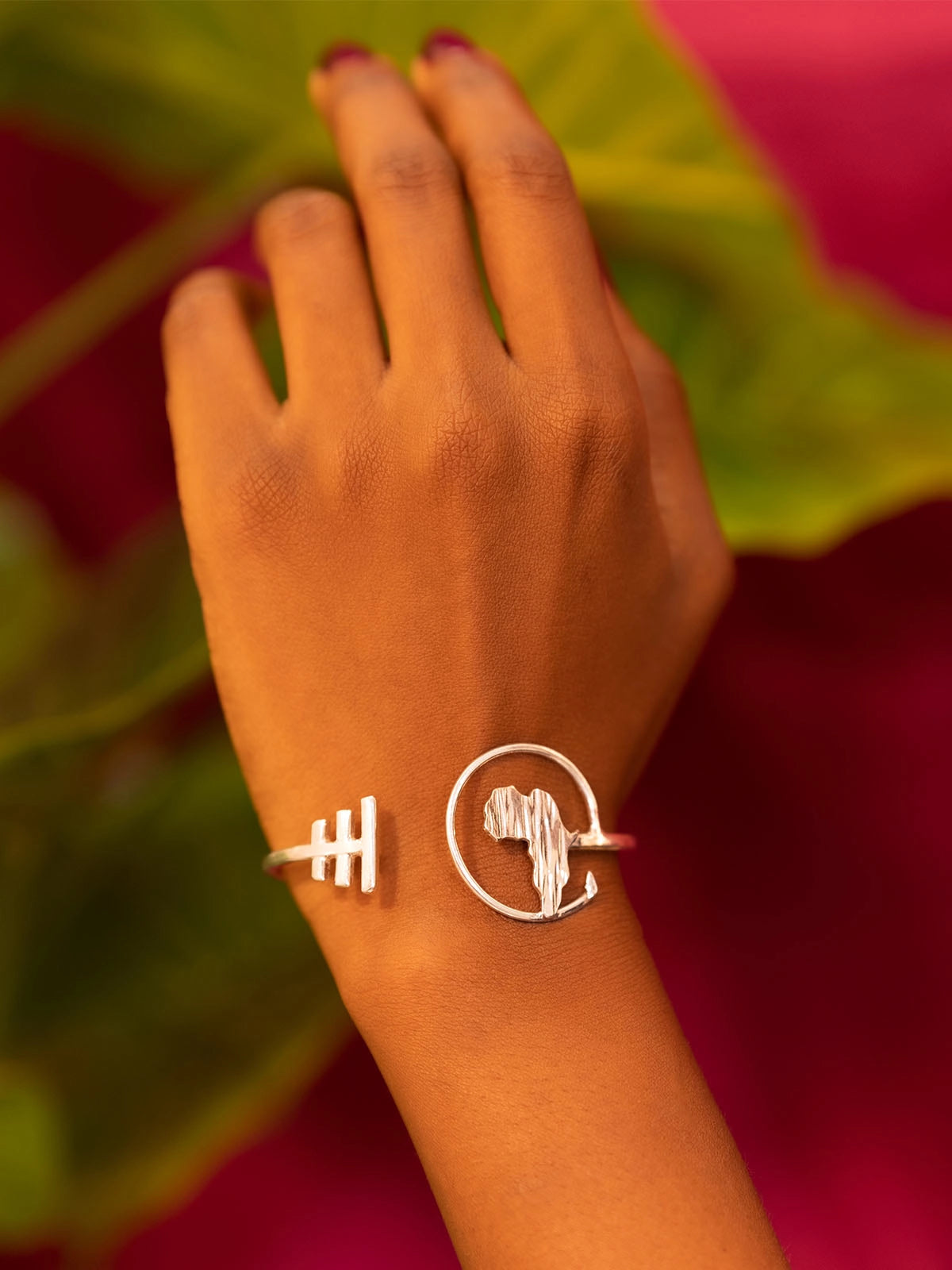 Bracelet mother argent design faitmain artisanat senegal afrique
