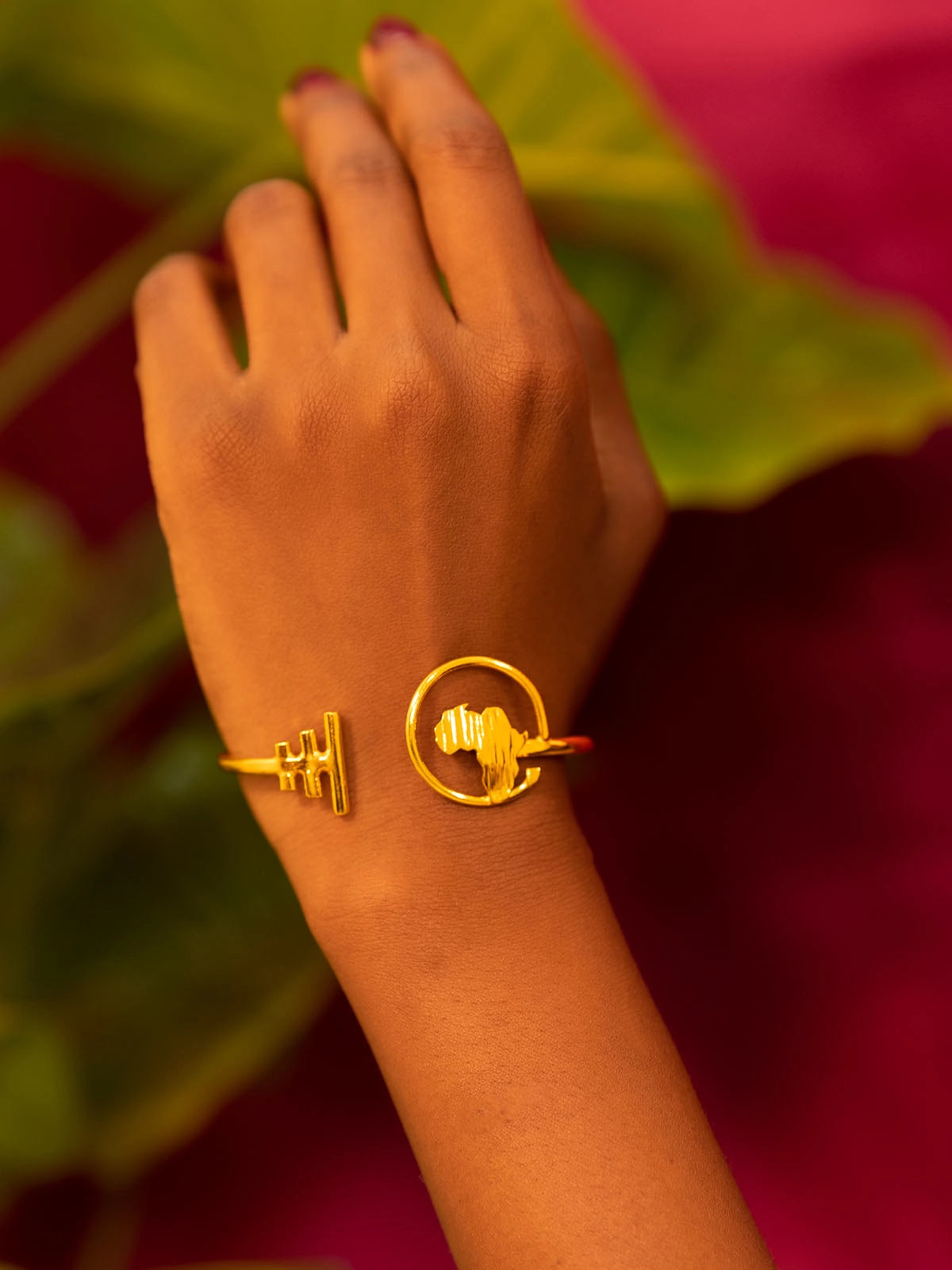 Bracelet mother bronze design faitmain artisanat senegal afrique